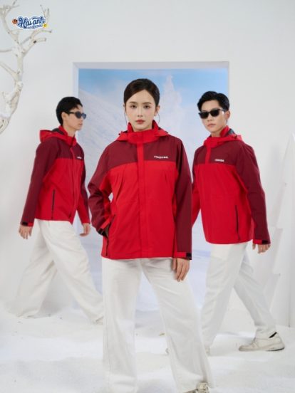 Mẫu áo khoác đồng phục công ty FastUni màu đỏ phối đỏ mận Toshiba