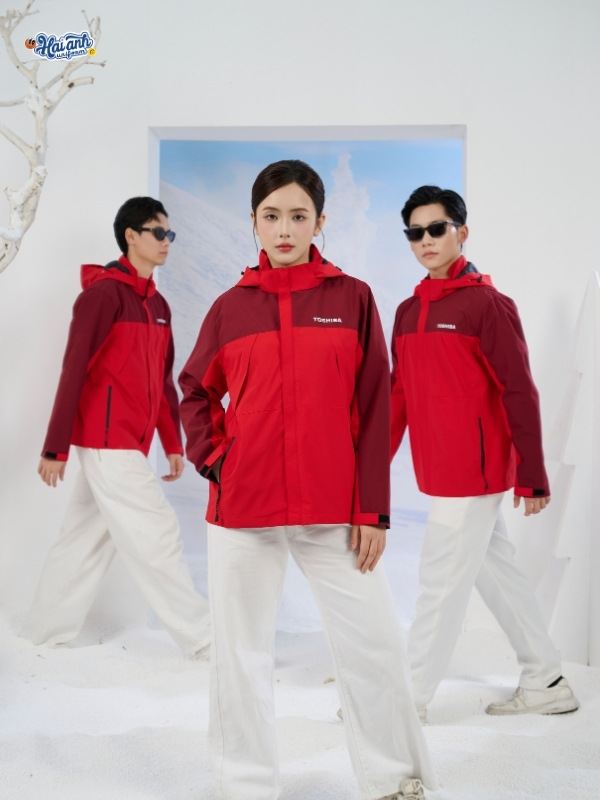 Mẫu áo khoác đồng phục công ty FastUni màu đỏ phối đỏ mận Toshiba