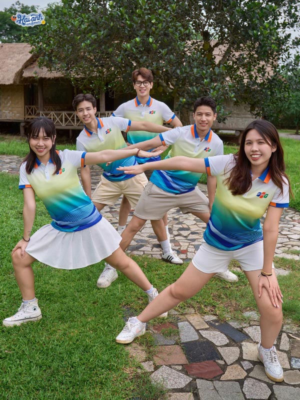 Áo team building màu xanh dương FPT được thiết kế với hiệu ứng loang màu Ombre hiện đại, bắt mắt