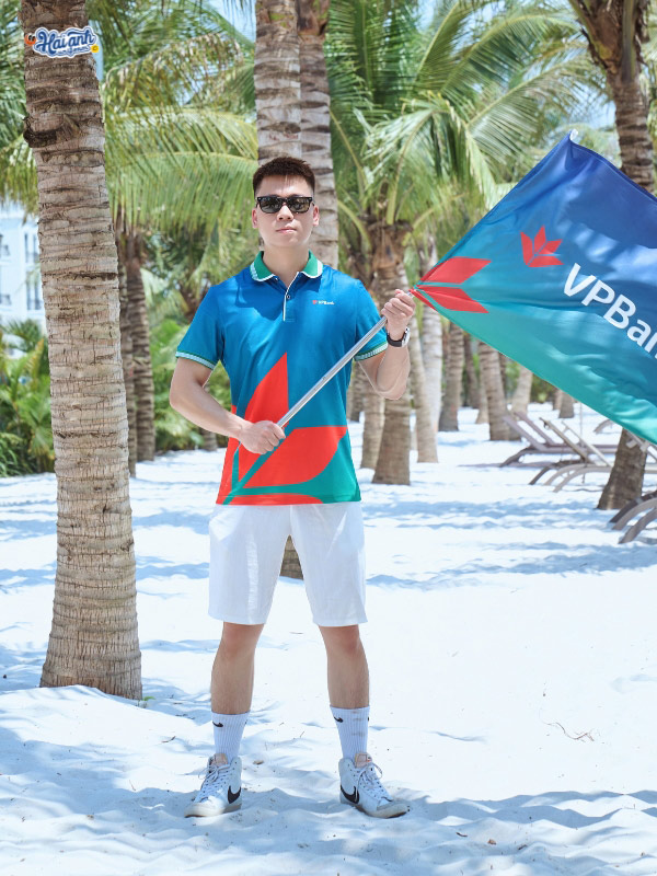 Mẫu áo thun màu xanh lá VP Bank sử dụng chất liệu Smart Fit co giãn, thoáng khí