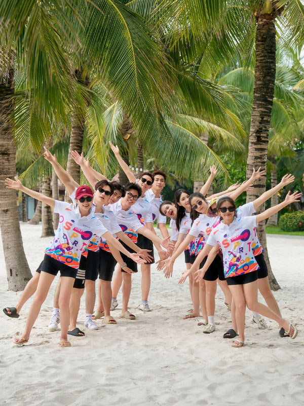 Form áo Classic-fit kết hợp cổ bẻ Polo tạo diện mạo chỉn chu, năng động cho tập thể