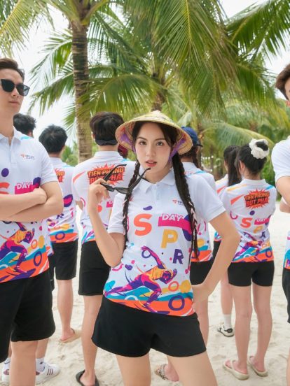 Mẫu áo thun đồng phục team building Summer 04 sở hữu họa tiết in tràn đa sắc. Thiết kế Classic Fit thanh lịch, tạo diện mạo mẫu đồng phục công ty đẹp.