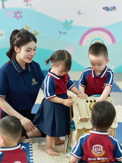 Mẫu Đồng Phục Mầm Non Hacool 01 Màu Đỏ Đô - 2